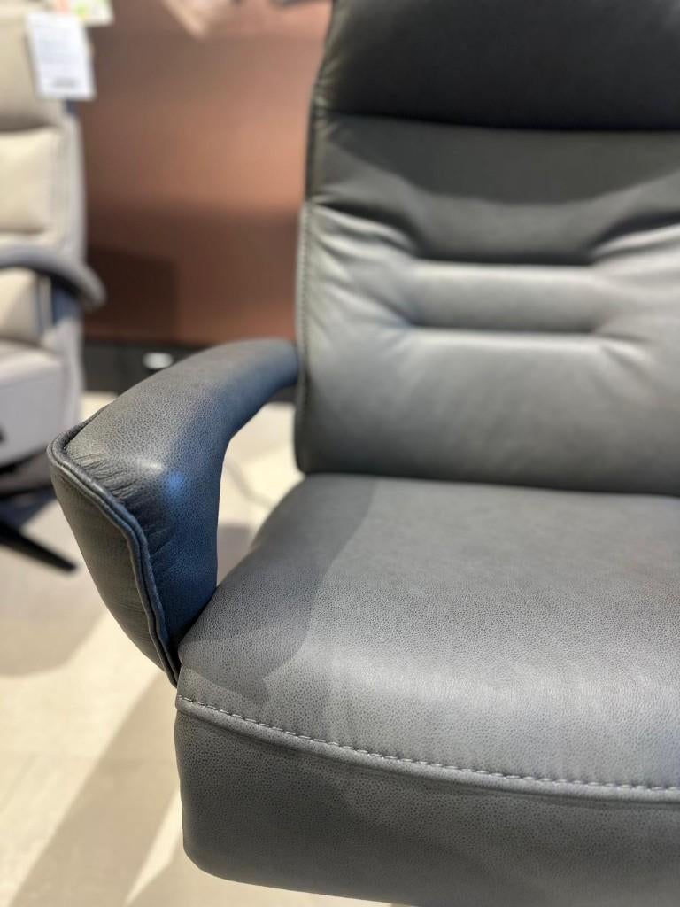Moderne leren relaxfauteuil elektrisch + sta-op, Ophalen, Sommelsdijkse haven 19, Info@vissermeubelen.nl, Polipol