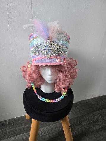 Opgemaakte fanfare pet carnaval beschikbaar voor biedingen