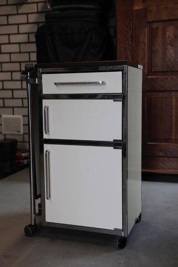 Vintage ziekenhuis kastje – industrieel en stijlvol beschikbaar voor biedingen