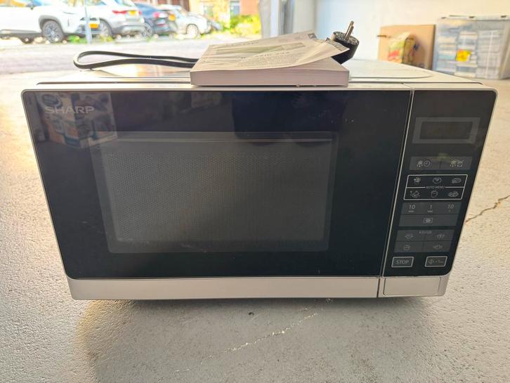 Sharp R-242 Magnetron - Perfect voor kleine keukens!, Witgoed en Apparatuur, Magnetrons, Gebruikt, Vrijstaand, Magnetron, Minder dan 45 cm