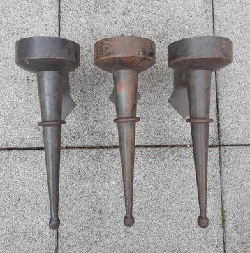Metalen kandelaars voor aan de muur beschikbaar voor biedingen