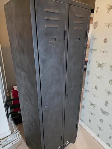 Stoere metalen locker kast beschikbaar voor biedingen