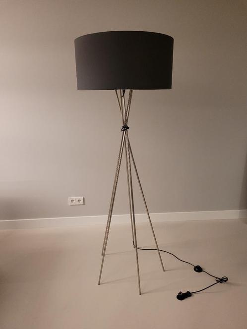 Strakke moderne lamp - Antraciet met grote kap, Huis en Inrichting, Lampen | Vloerlampen, Zo goed als nieuw, 150 tot 200 cm, Kunststof