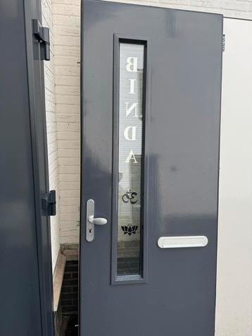 Hardhouten Buitendeur met Glas beschikbaar voor biedingen