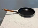 Staub koekenpan 28 cm, mat zwart, in absolute nieuwstaat, Huis en Inrichting, Gietijzer, Ophalen of Verzenden, Zo goed als nieuw
