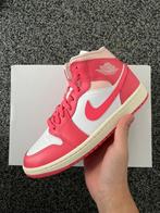 Air Jordan 1 Mid Strawberries And Cream - Maat 38, Kleding | Dames, Schoenen, Nieuw, Nike, Ophalen of Verzenden, Roze