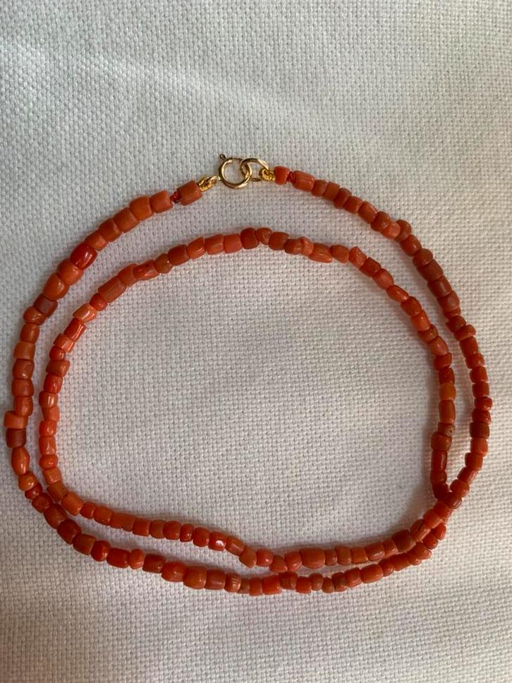 Ketting van kleine bloedkoraal met gouden slot, Sieraden, Tassen en Uiterlijk, Antieke sieraden, Ketting, Goud, Met edelsteen