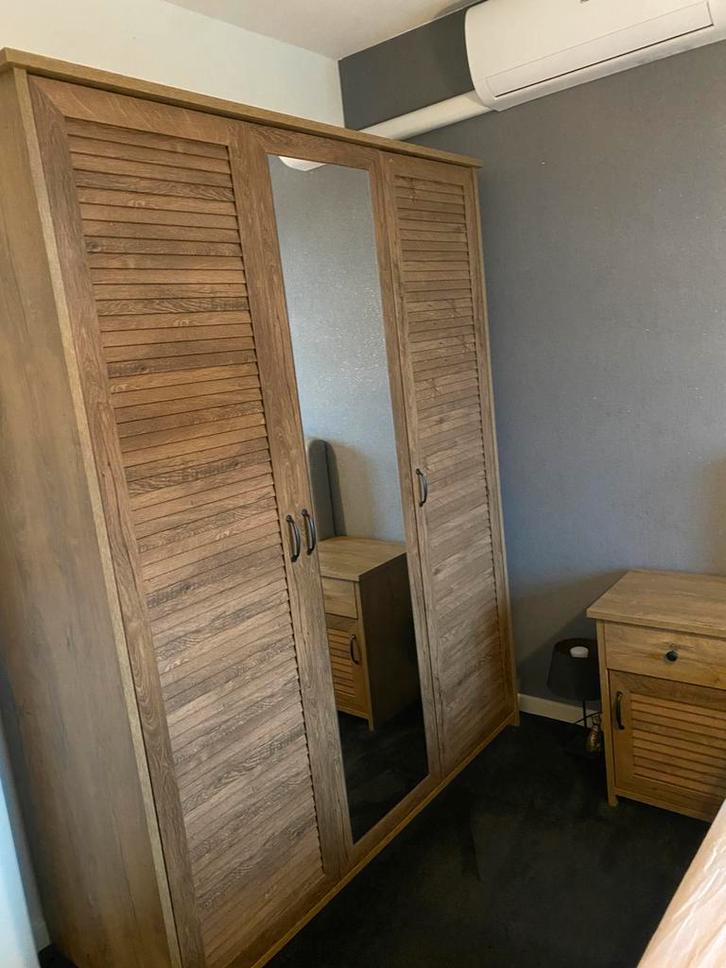 Kledingkast Manderup met bijhorende nachtkastjes, Huis en Inrichting, Kasten | Kledingkasten, Zo goed als nieuw, 150 tot 200 cm