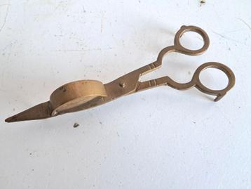 Antieke kaarsensnuffer beschikbaar voor biedingen