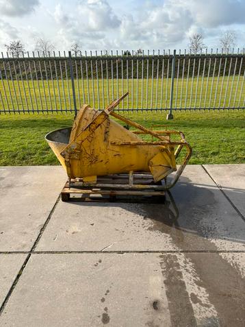 Betonkubel 300L Gebruikt beschikbaar voor biedingen