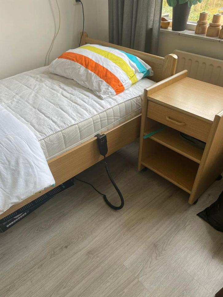 Verstelbaar Eenpersoonsbed met Afstandsbediening, Huis en Inrichting, Slaapkamer | Bedden, Zo goed als nieuw, Eenpersoons, 90 cm