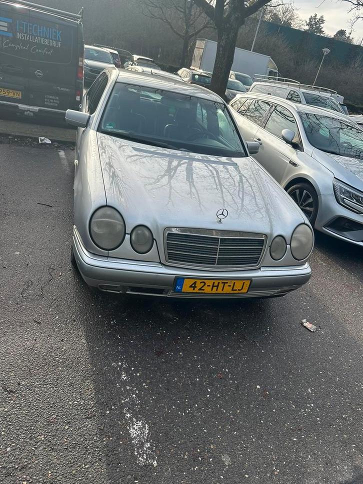 Mercedes-Benz E-Klasse 2.4 E240 Sedan Classic AUT 1999 Grijs, Auto's, Mercedes-Benz, Particulier, E-Klasse, ABS, Airconditioning