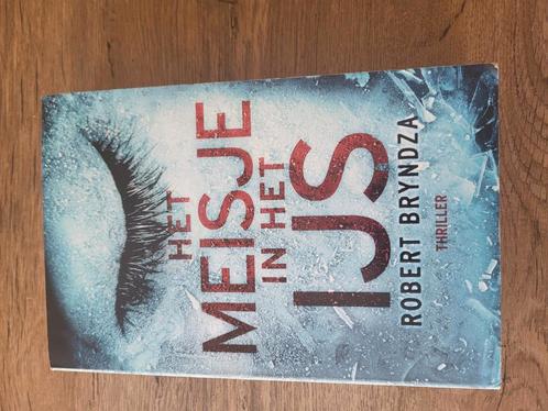 Robert Bryndza - Het meisje in het ijs, Boeken, Thrillers, Zo goed als nieuw, Nederland, Ophalen of Verzenden
