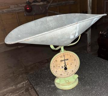 Vintage gietijzeren weegschaal met zinken bak beschikbaar voor biedingen
