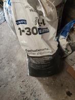 Iets meer dan een halve zak egalisatie mortel ,gratis, Doe-het-zelf en Verbouw, Overige Doe-het-zelf en Verbouw, Ophalen, Nieuw