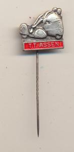 D054 Pin T.T. Assen jaren 1955, Verzenden, Zo goed als nieuw, Sport, Speldje of Pin