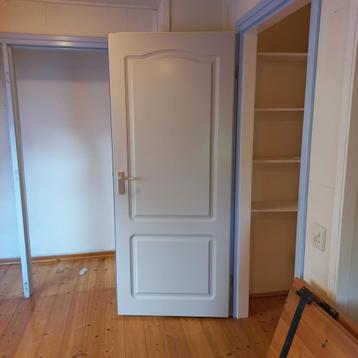 2 opdek paneeldeuren. Linksdraaiend beschikbaar voor biedingen