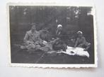 Kleine foto: Picknick in het bos, zittend op kleed, ca 1940, Ophalen of Verzenden, Voor 1940, Gebruikt, Foto