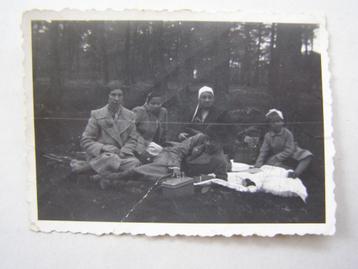 Kleine foto: Picknick in het bos, zittend op kleed, ca 1940 beschikbaar voor biedingen