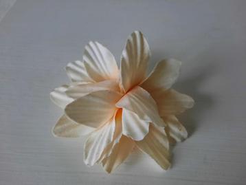 Lichte Crèmekleurige Haar Bloem Haarspeld Haarknip Broche beschikbaar voor biedingen
