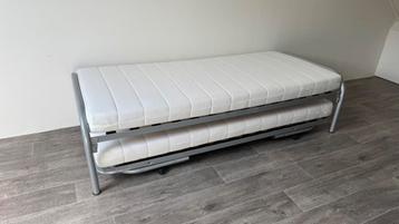 Bed met onderschuifbed inclusief matrassen beschikbaar voor biedingen