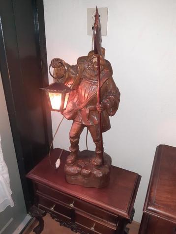 Houten Lamp met Figuur beschikbaar voor biedingen