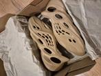 adidas Yeezy Foam RNR Clay Taupe 46, Overige kleuren, Nieuw, Adidas, Ophalen