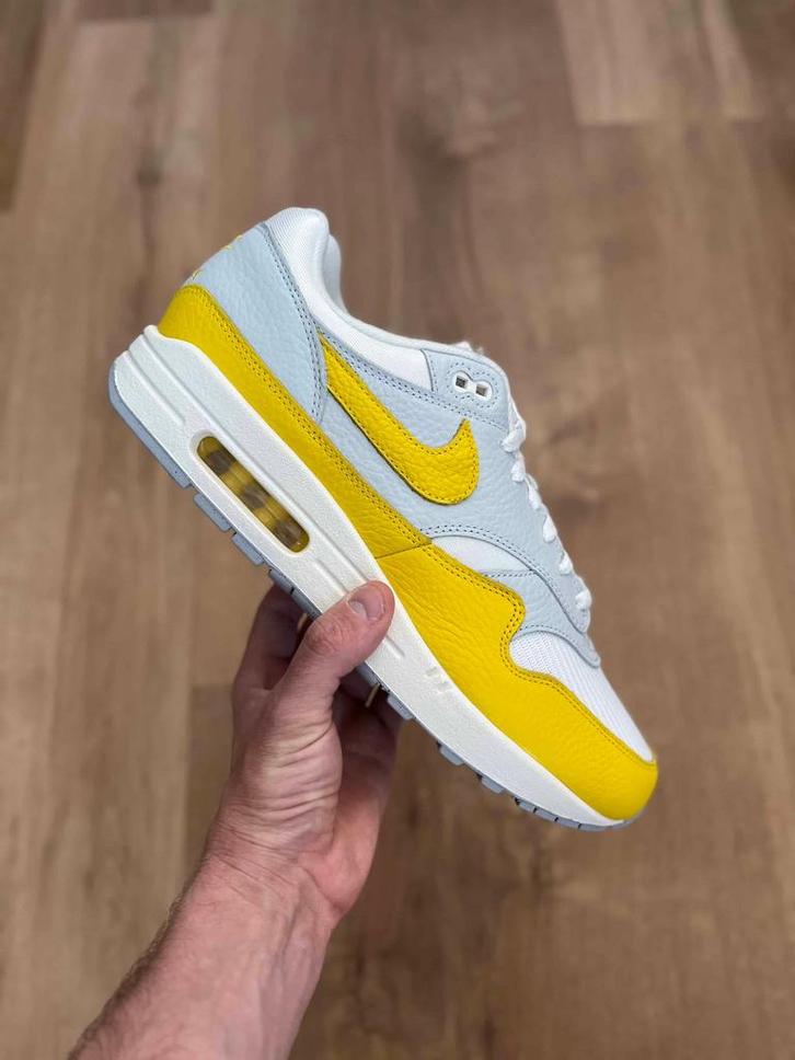 Nike Air Max 1 ‘Tour Yellow’ 42, Kleding | Heren, Overige Herenkleding, Nieuw, Ophalen of Verzenden