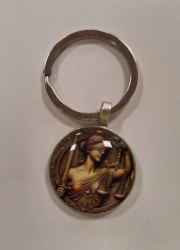 Unieke sleutelhanger vrouwe Justitia  beschikbaar voor biedingen