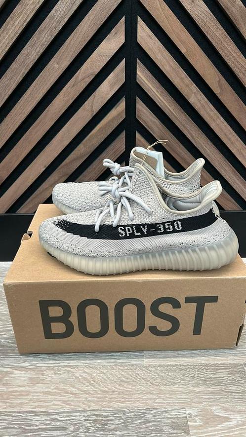 Yeezy boost 350 V2 Slate, Kleding | Heren, Schoenen, Nieuw, Zwart, Ophalen of Verzenden