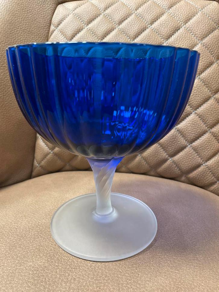 Blauwe glazen schaal op voet, Antiek en Kunst, Antiek | Glas en Kristal, Ophalen of Verzenden