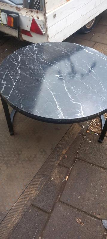 Salon tafel met marmerlook blad beschikbaar voor biedingen