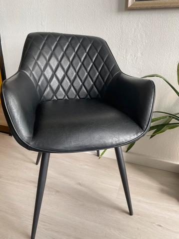 Zwarte leatherlook stoel- Modern design beschikbaar voor biedingen