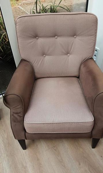Bruine fauteuil  2 kleuren bruin kussens zitten er los in beschikbaar voor biedingen