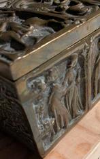 Bronzen kistje, Ophalen