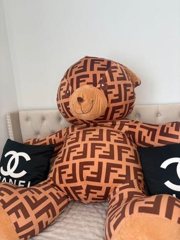  Grote teddybeer – Fendi stijl – 100 cm beschikbaar voor biedingen
