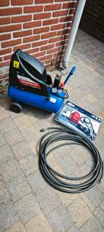 COMPRESSOR 8BAR 24 LT MET LUCHTSLANG EN LUCHTPISTOLEN, Doe-het-zelf en Verbouw, Ophalen, Zo goed als nieuw