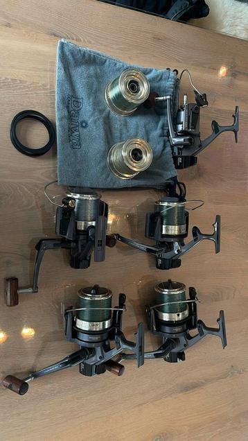 4 x daiwa tournament met reservespoelen, zakjes, enz … beschikbaar voor biedingen