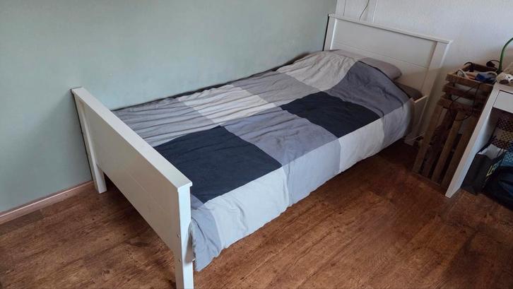 Wit eenpersoons bed met lattenbodem 90x200, Huis en Inrichting, Slaapkamer | Bedden, Zo goed als nieuw, Eenpersoons, 90 cm, Hout