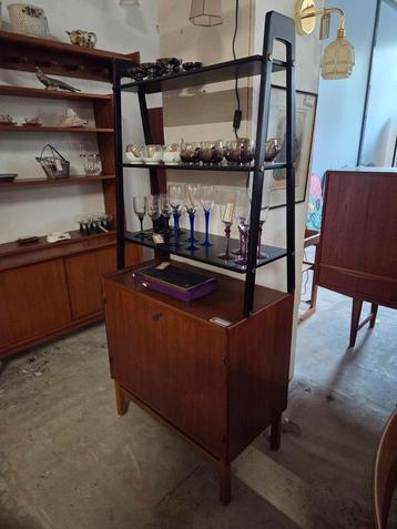 Vintage Scandinavische kast beschikbaar voor biedingen