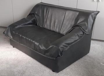 2 zits bank zwart breed 150cm. diep 90cm. hoog 80cm.