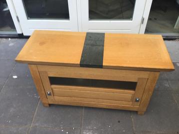 Licht eiken tv kast beschikbaar voor biedingen