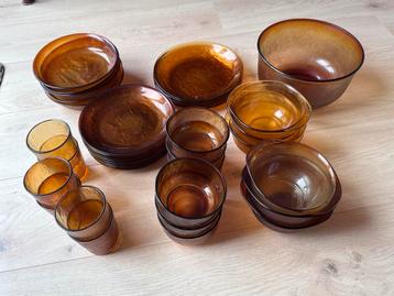 Vitage Arcoroc amberkleurig servies beschikbaar voor biedingen