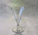 Prachtig wijnglas rond 1920 gegraveerd met strakke lijnen, Antiek en Kunst, Ophalen of Verzenden