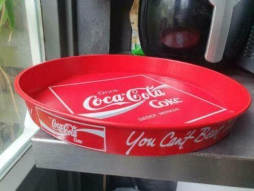 Mooi vintage jaren 70 coca cola dienblad van metaal te koop., Verzamelen, Merken en Reclamevoorwerpen, Zo goed als nieuw, Gebruiksvoorwerp