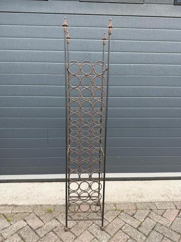 Vintage metalen wijnrek – ruimte voor 39 flessen beschikbaar voor biedingen