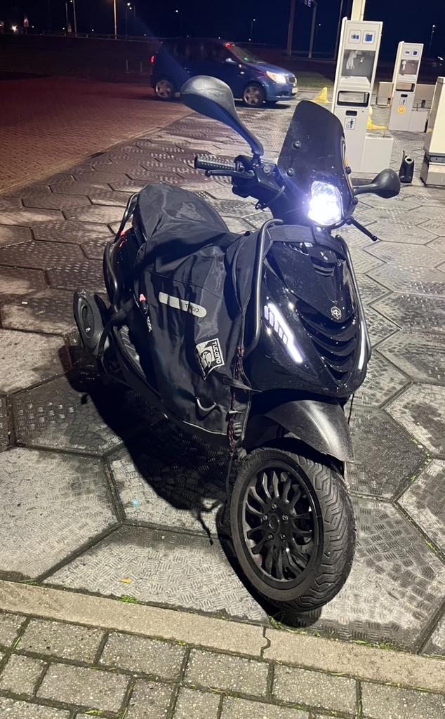 Zip 4 takt 50cc sp vork 2016, Fietsen en Brommers, Scooters | Piaggio, Zo goed als nieuw, Zip, Maximaal 45 km/u, Benzine, Ophalen