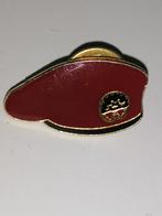 Rode baret Luchtmobiele Brigade Stoottroepen pin, Verzamelen, Ophalen of Verzenden, Landmacht, Nederland, Embleem of Badge