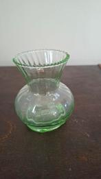 Mooi klein groen glazen violen vaasje, Ophalen of Verzenden