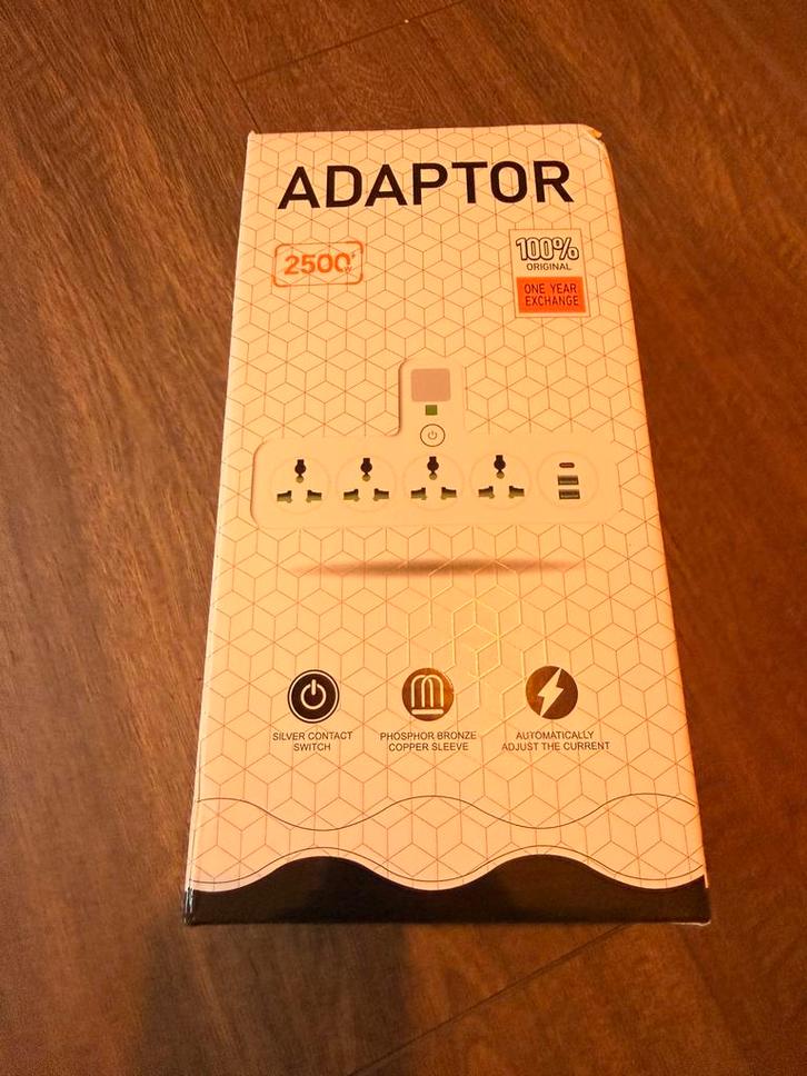 Nieuw witte stekkerdoos met 4 stopcontacten en USB-poorten, Doe-het-zelf en Verbouw, Elektra en Kabels, Nieuw, Stekker, Ophalen of Verzenden